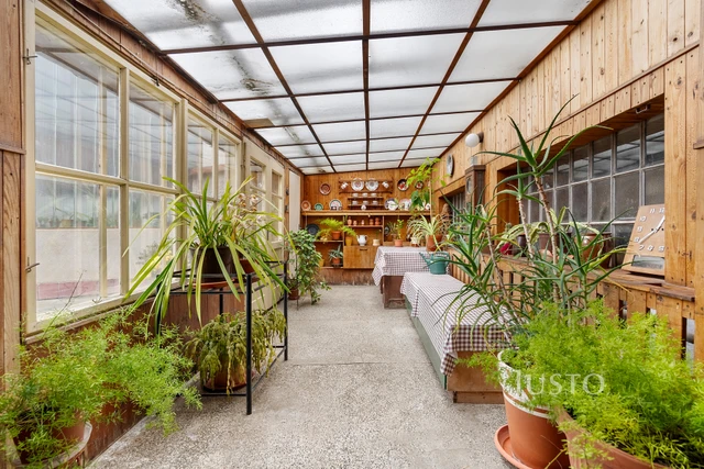 Prodej rodinného domu 308 m² s pozemkem 879 m²