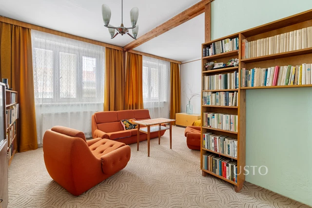 Prodej rodinného domu 308 m² s pozemkem 879 m²