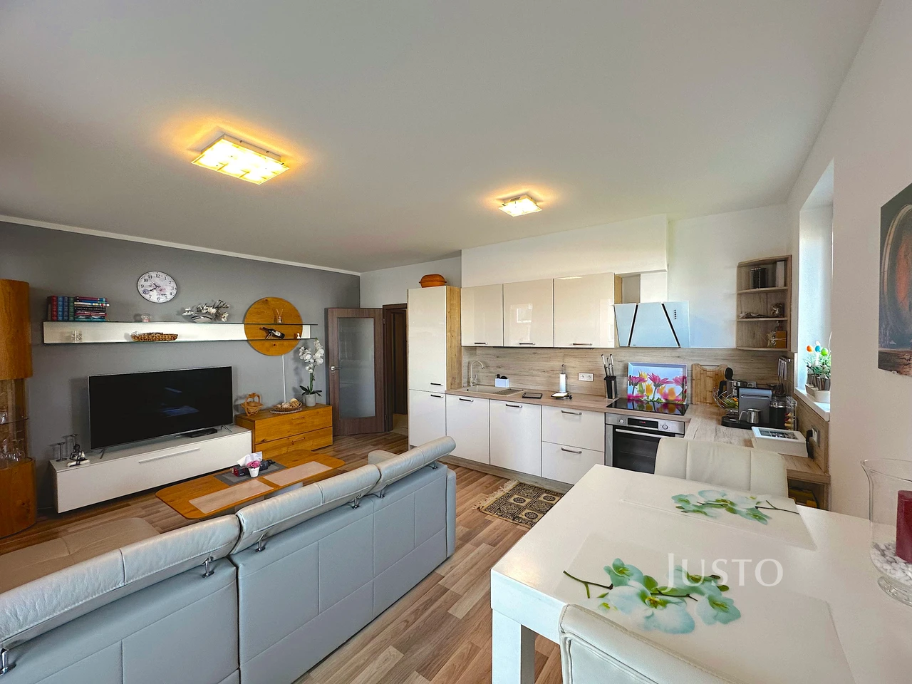 Pronájem 2+kk 55 m² + balkón 8 m² + parkování