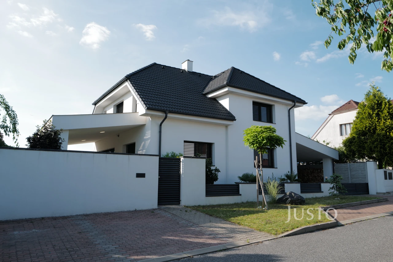 Prodej rodinného domu 213 m² s pozemkem 489 m² + terasa 36 m²