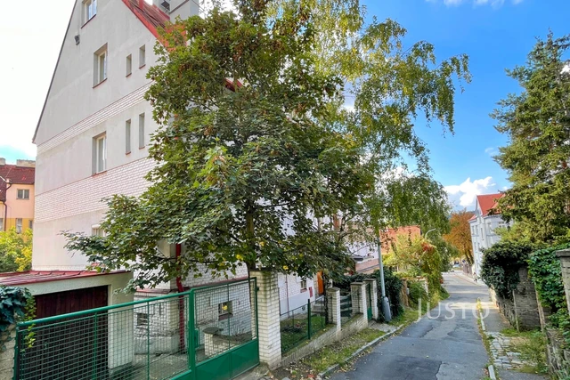 Prodej bytu 3+1 72 m² se společnou zahradou
