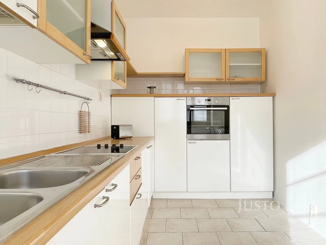 Pronájem 2+1 75 m² + balkón 6 m² + garáž