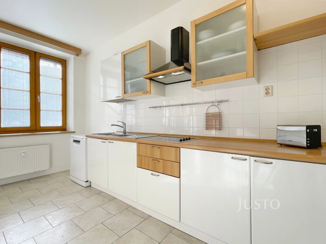 Pronájem 2+1 75 m² + balkón 6 m² + garáž