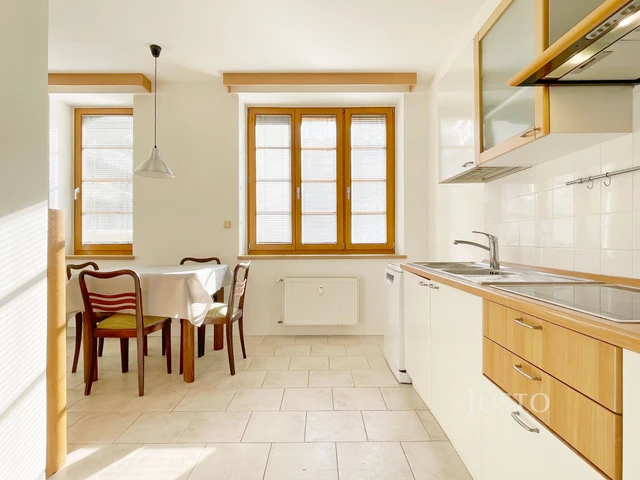 Pronájem 2+1 75 m² + balkón 6 m² + garáž