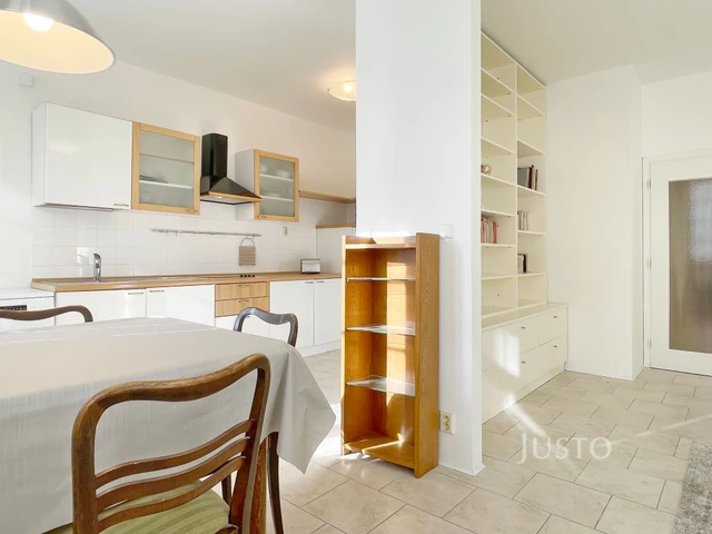 Pronájem 2+1 75 m² + balkón 6 m² + garáž