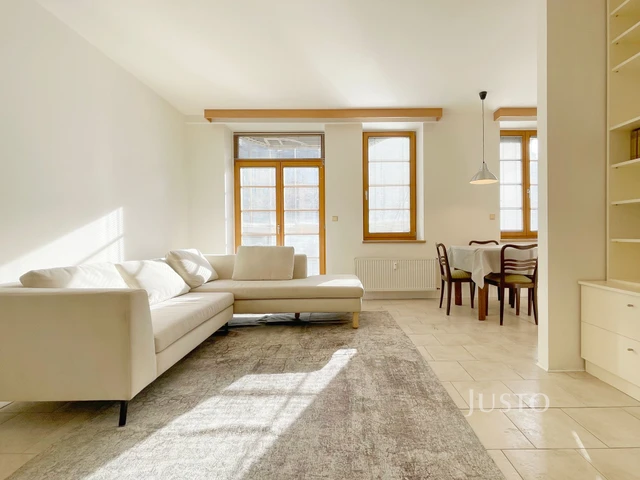 Pronájem 2+1 75 m² + balkón 6 m² + garáž