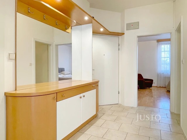 Pronájem 2+1 75 m² + balkón 6 m² + garáž