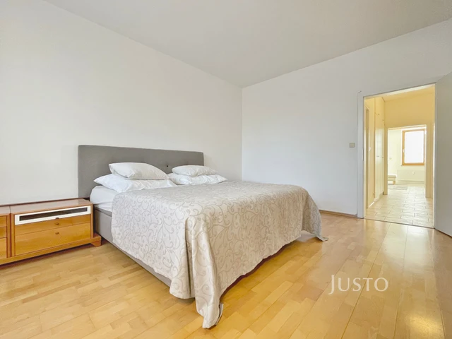 Pronájem 2+1 75 m² + balkón 6 m² + garáž