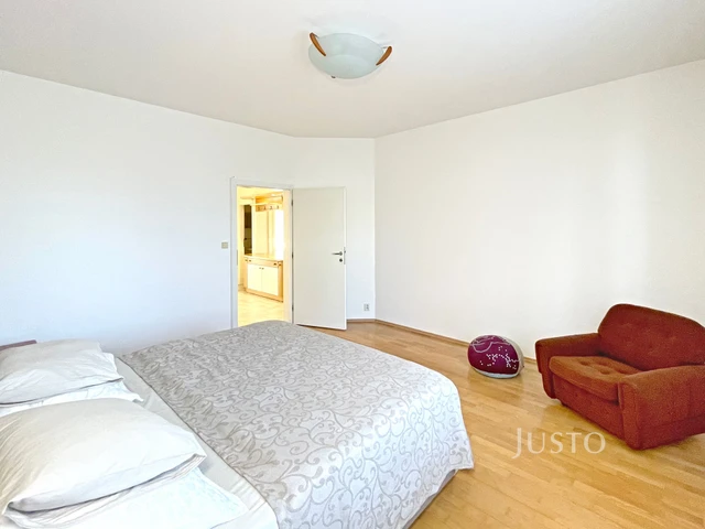 Pronájem 2+1 75 m² + balkón 6 m² + garáž