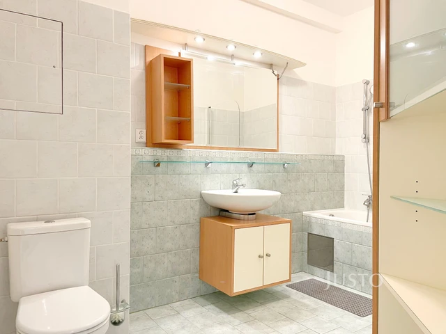 Pronájem 2+1 75 m² + balkón 6 m² + garáž