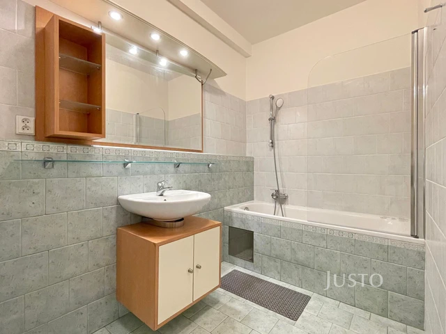 Pronájem 2+1 75 m² + balkón 6 m² + garáž