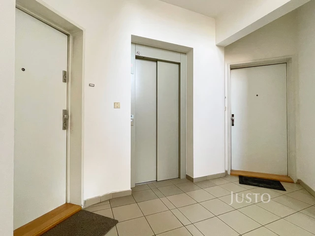 Pronájem 2+1 75 m² + balkón 6 m² + garáž