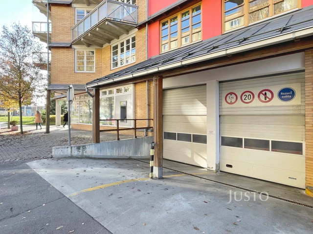 Pronájem 2+1 75 m² + balkón 6 m² + garáž