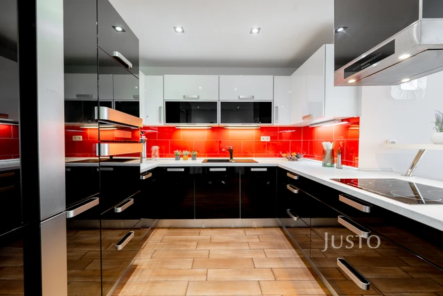 Prodej 4+kk 98 m² + lodžie 7 m² + balkón 3 m² + parkování