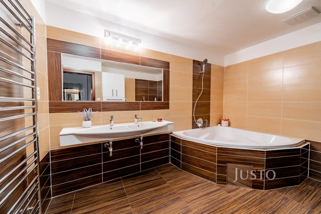 Prodej 4+kk 98 m² + lodžie 7 m² + balkón 3 m² + parkování