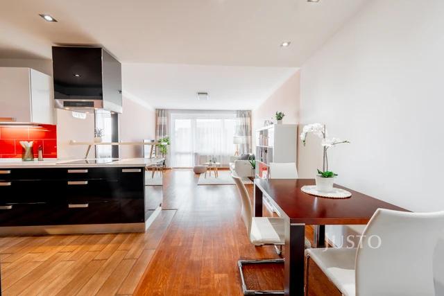 Prodej 4+kk 98 m² + lodžie 7 m² + balkón 3 m² + parkování