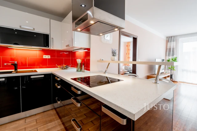 Prodej 4+kk 98 m² + lodžie 7 m² + balkón 3 m² + parkování