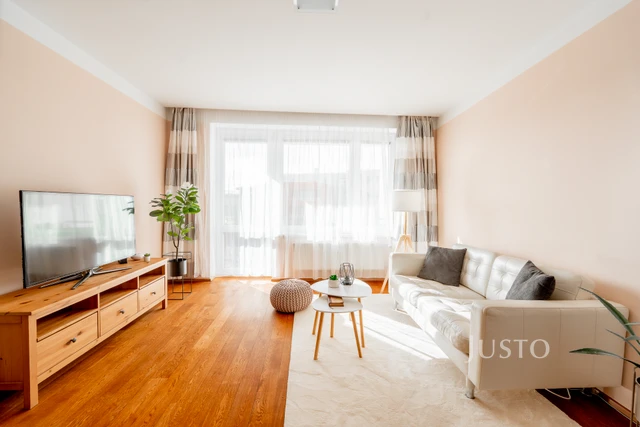Prodej 4+kk 98 m² + lodžie 7 m² + balkón 3 m² + parkování
