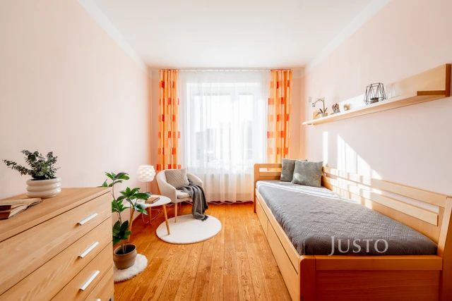Prodej 4+kk 98 m² + lodžie 7 m² + balkón 3 m² + parkování
