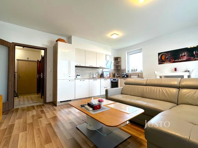 Pronájem 2+kk 55 m² + balkón 8 m² + parkování
