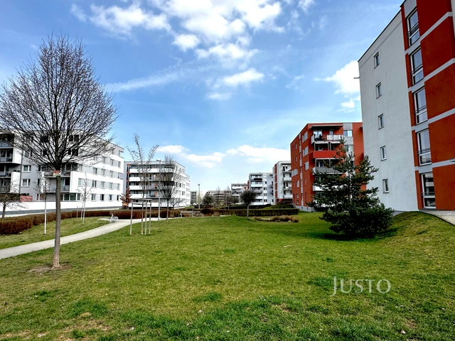 Pronájem 2+kk 55 m² + balkón 8 m² + parkování