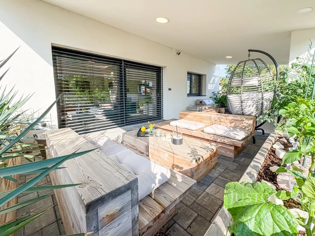 Prodej rodinného domu 213 m² s pozemkem 489 m² + terasa 36 m²