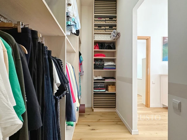 Prodej bytu 3+kk, 78 m², 9 m² sklepní kóje, Praha 3