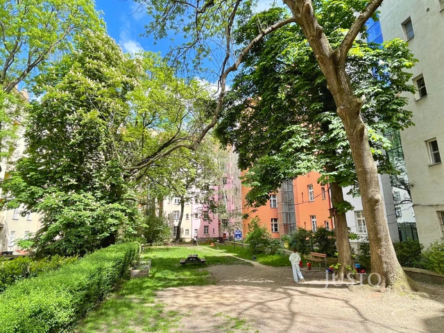 Prodej bytu 3+kk, 78 m², 9 m² sklepní kóje, Praha 3