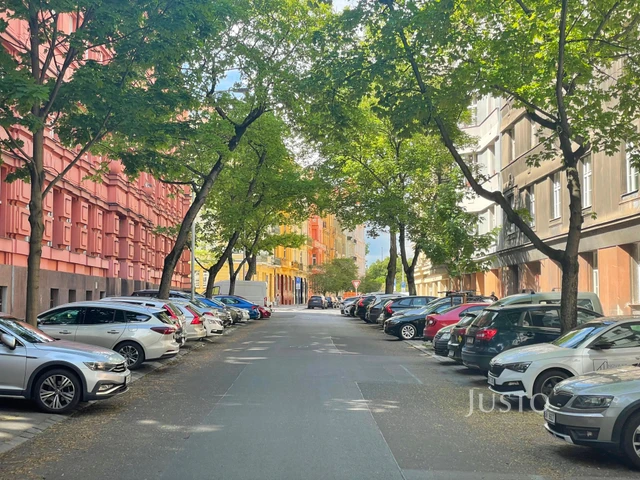 Prodej bytu 3+kk, 78 m², 9 m² sklepní kóje, Praha 3