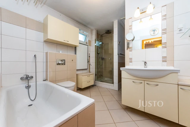 Prodej rodinného domu 206 m² s pozemkem 351 m²