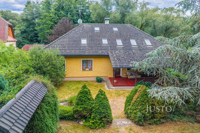 Prodej rodinného domu 6+kk s krytým bazénem, saunou a vzrostlou zahradou