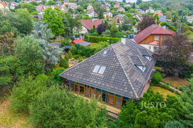 Prodej rodinného domu 6+kk s krytým bazénem, saunou a vzrostlou zahradou