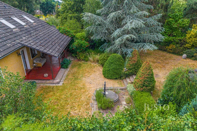 Prodej rodinného domu 6+kk s krytým bazénem, saunou a vzrostlou zahradou