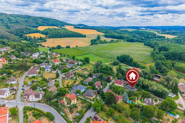 Prodej rodinného domu 6+kk s krytým bazénem, saunou a vzrostlou zahradou