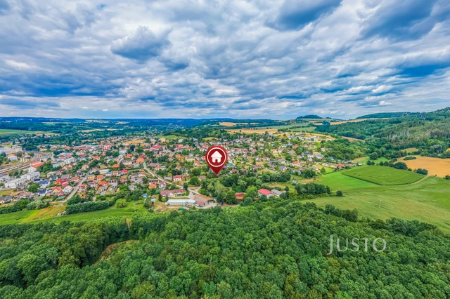 Prodej rodinného domu 6+kk s krytým bazénem, saunou a vzrostlou zahradou