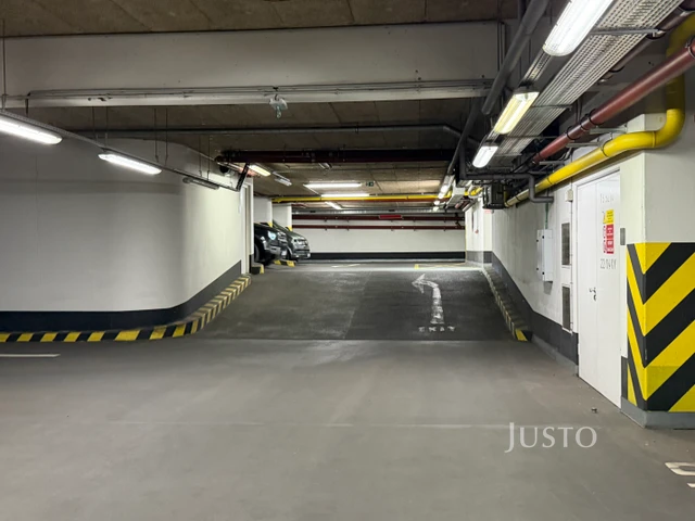 Pronájem garážového stání 25 m²