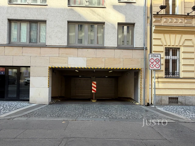 Pronájem garážového stání 25 m²