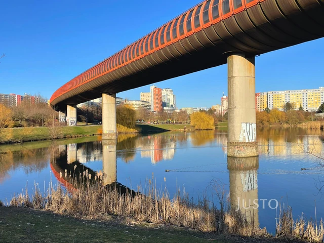 Prodej 2+kk 53 m² + zahrádka 19 m² + terasa 29 m² + parkování