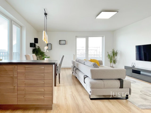 Prodej 3+kk 82 m² + lodžie 3 m² + balkón 3 m² + garáž