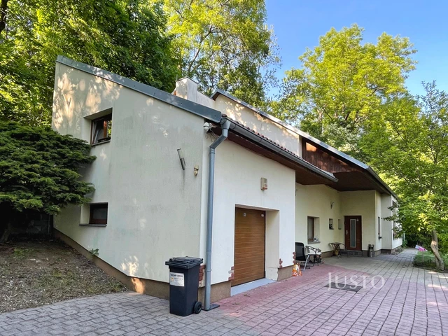 Prodej rodinného domu 250 m² s pozemkem 1168 m²