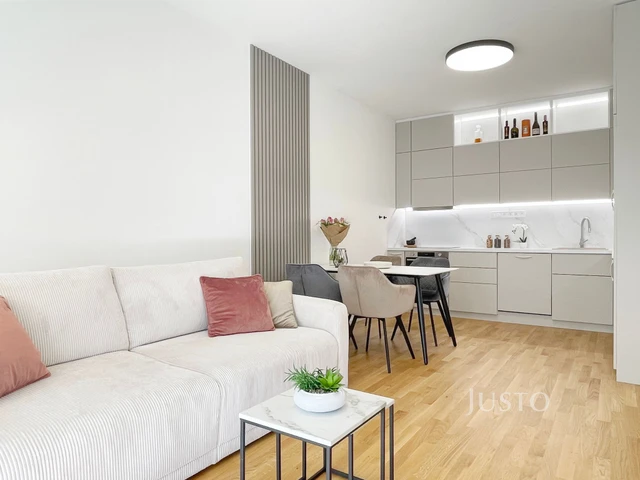 Prodej 2+kk 53 m² + zahrádka 19 m² + terasa 29 m² + parkování