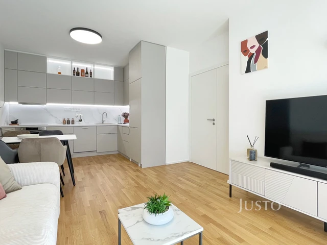 Prodej 2+kk 53 m² + zahrádka 19 m² + terasa 29 m² + parkování