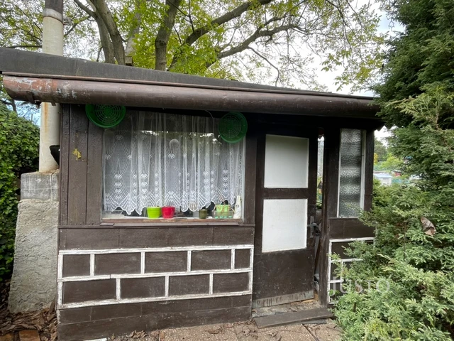 Prodej chaty 12 m² s pozemkem 400 m²