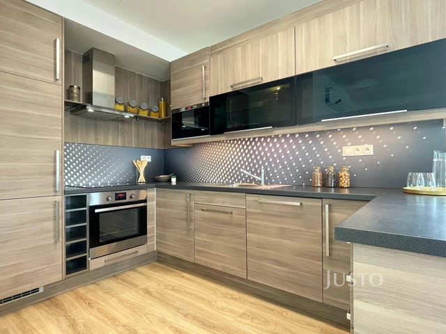 Prodej 3+kk 82 m² + lodžie 3 m² + balkón 3 m² + garáž