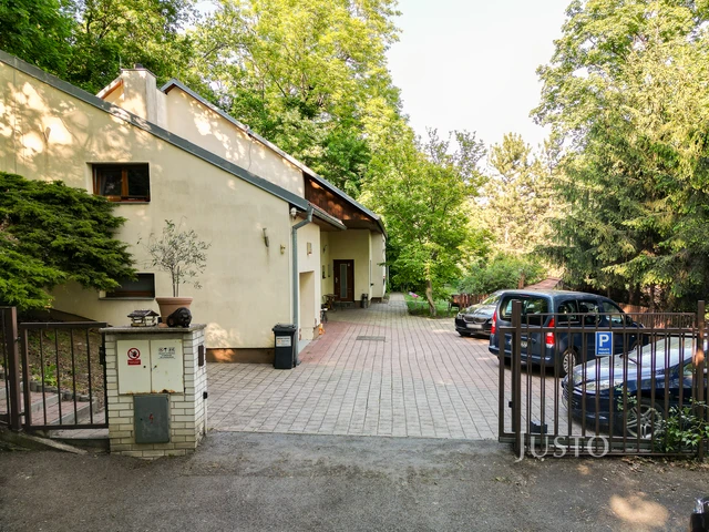 Prodej kanceláří 250 m² s pozemkem 1168 m²