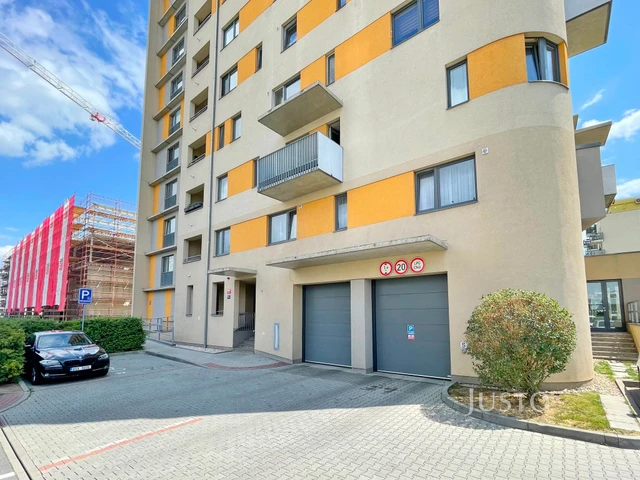 Prodej 3+kk 82 m² + lodžie 3 m² + balkón 3 m² + garáž