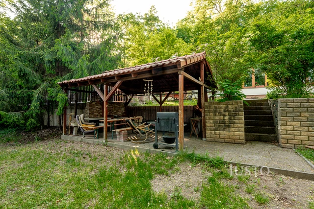 Prodej kanceláří 250 m² s pozemkem 1168 m²