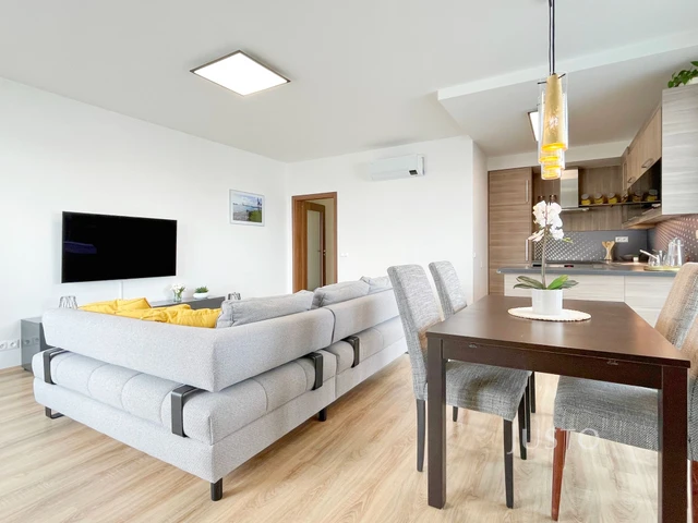 Prodej 3+kk 82 m² + lodžie 3 m² + balkón 3 m² + garáž