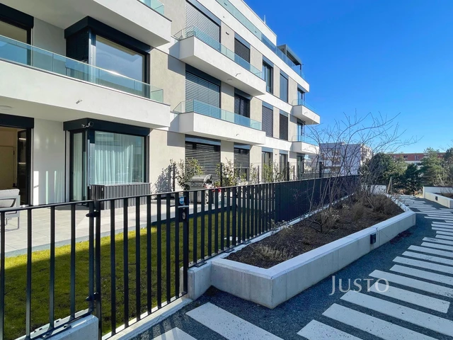 Prodej 2+kk 53 m² + zahrádka 19 m² + terasa 29 m² + parkování