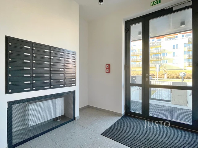 Prodej 2+kk 53 m² + zahrádka 19 m² + terasa 29 m² + parkování